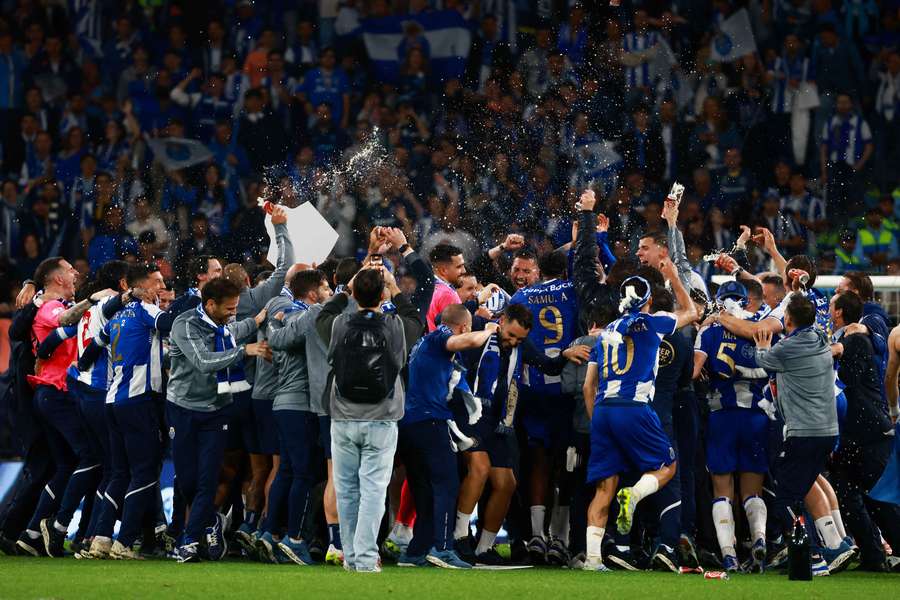 Jogadores do FC Porto celebram o título