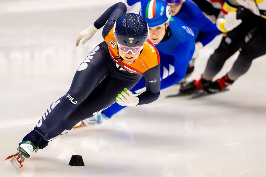 Xandra Velzeboer in actie tijdens de kwartfinale 500m op de tweede dag van de EK shorttrack