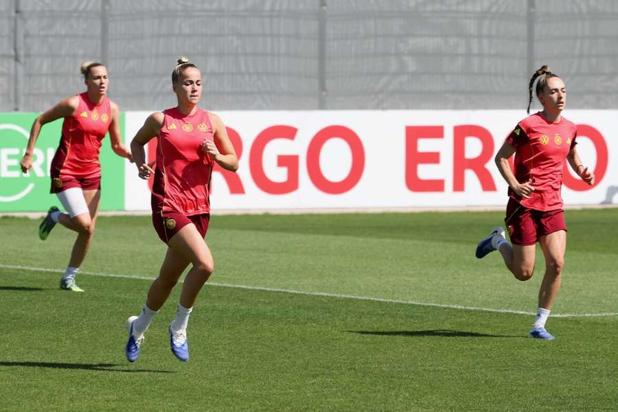 Giulia Gwinn (M.) will die DFB-Elf als Kapitänin zu einer erfolgreichen EM führen.