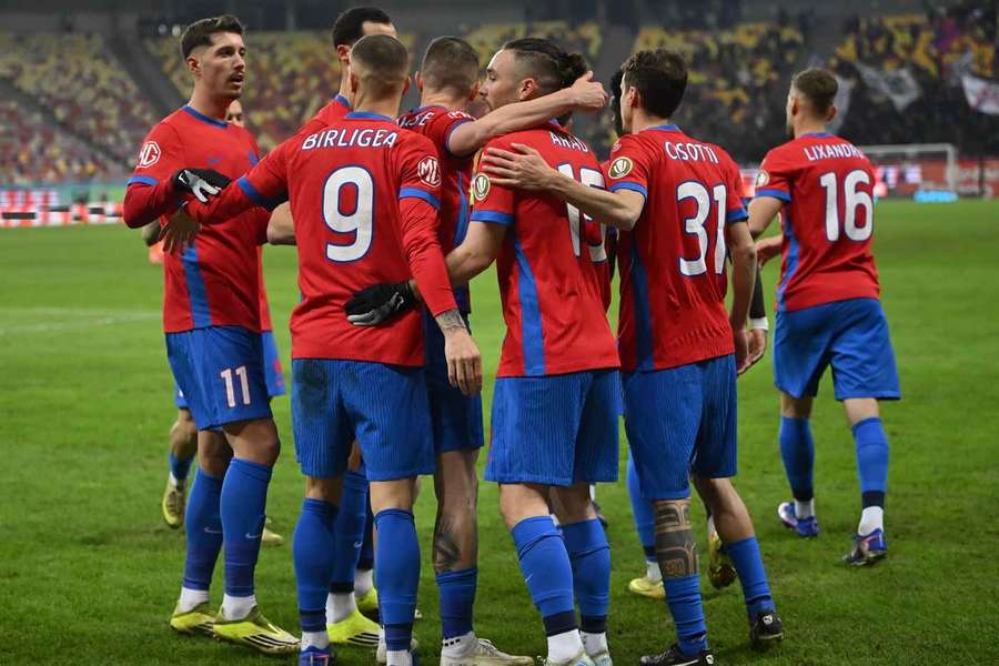 Jucătorii de la FCSB sărbătoresc marcarea unui gol Jucătorii de la FCSB sărbătoresc marcarea unui gol