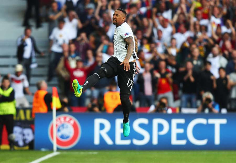 Jerome Boateng esulta dopo il gol contro la Slovacchia agli Europei
