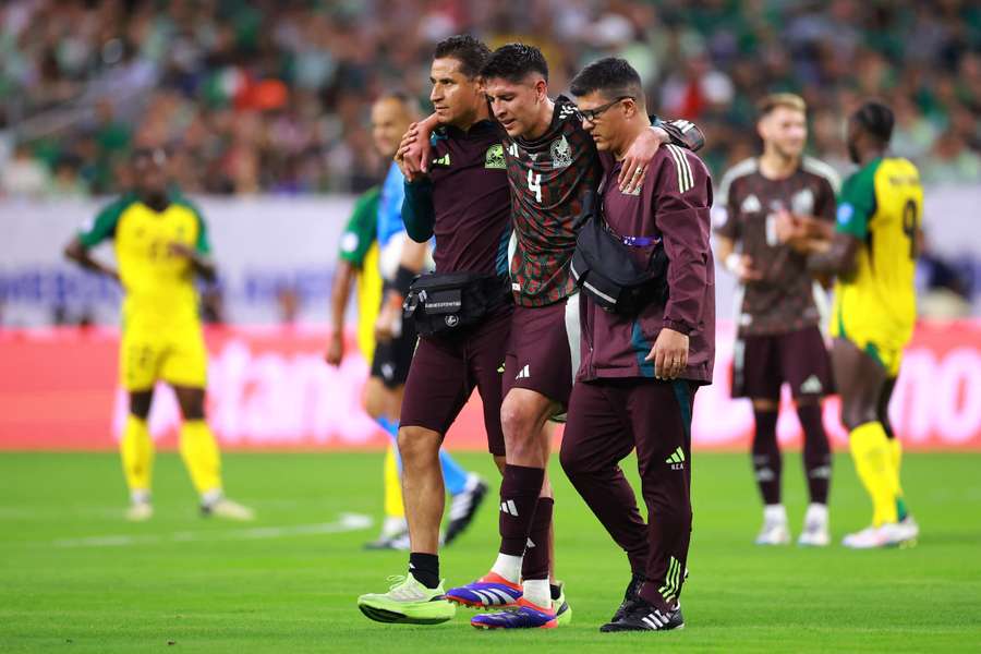 Edson Álvarez se retiró lesionado contra Jamaica