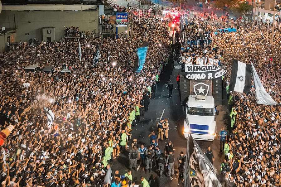 Milhares de torcedores do Botafogo celebraram o título da Libertadores com o elenco