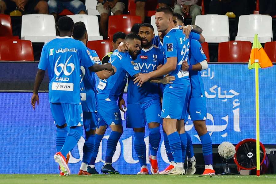 Malcom, del Al Hilal, celebra el primer gol con sus compañeros.