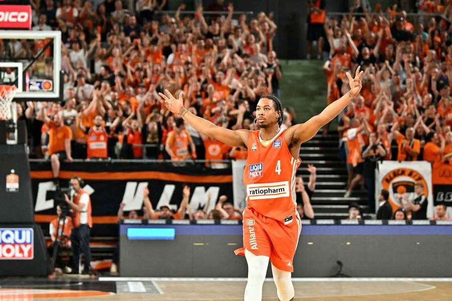 Nate Hinton feiert mit dem Publikum im Rücken