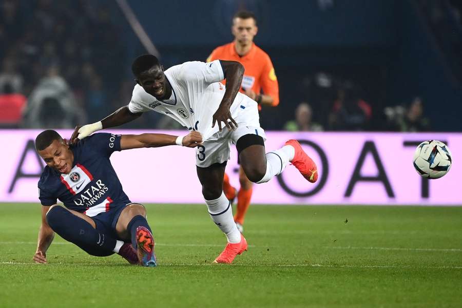 Eric Bailly in duel met Kylian Mbappé