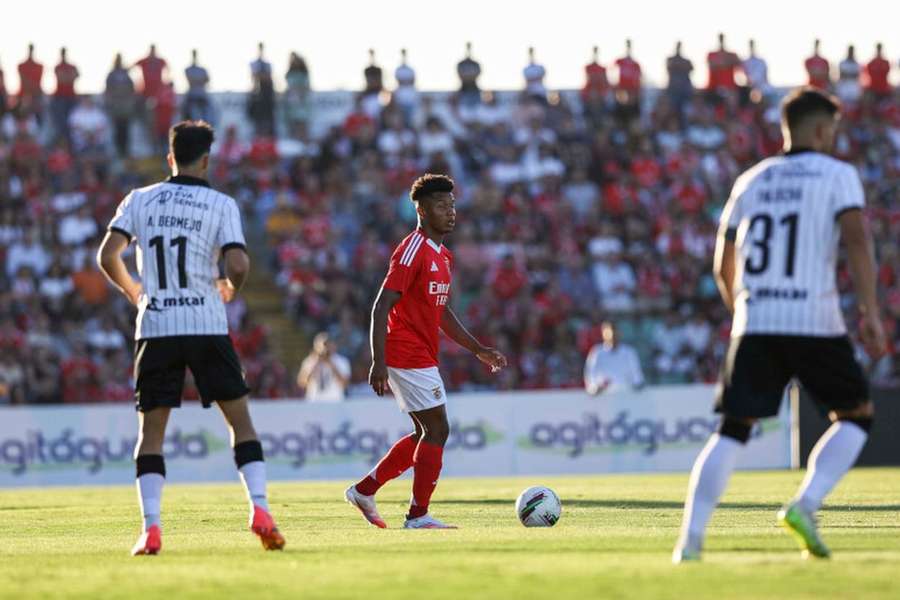 Neres procura segurar lugar no onze