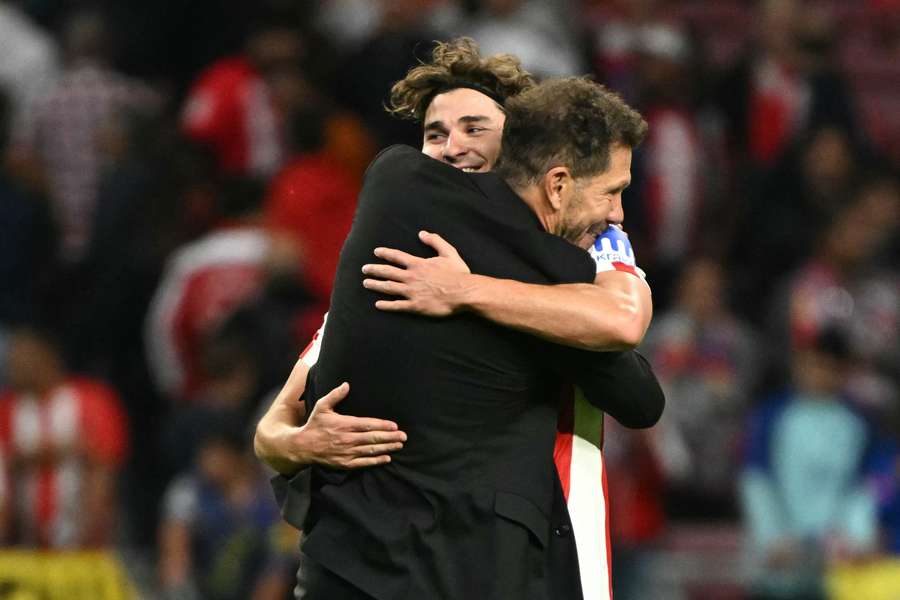 Simeone se abraza con Julián Álvarez en un partido del Atlético Simeone se abraza con Julián Álvarez en un partido del Atlético