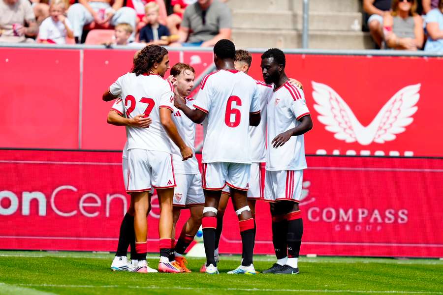 Los jugadores del Sevilla celebran el gol de Peque Los jugadores del Sevilla celebran el gol de Peque