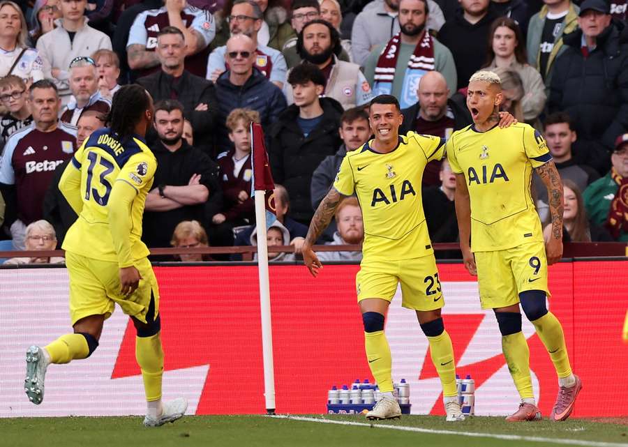 Richarlison celebrates his goal