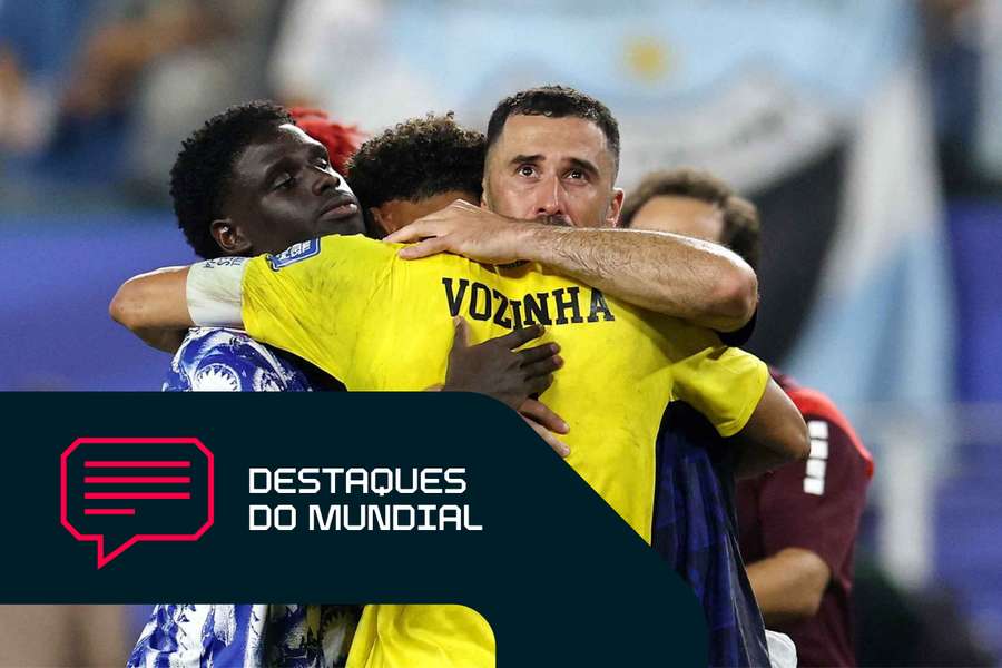 Vozinha, de Cabo Verde, reage com os colegas de equipa após o jogo