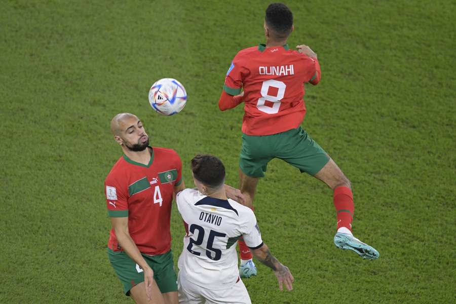 Sofyan Amrabat en Azzedine Ounahi in de wedstrijd tegen Portugal