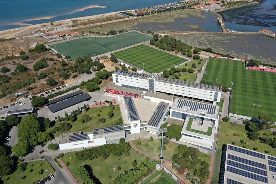 Letecká snímka areálu Benfica Campus v Seixal.