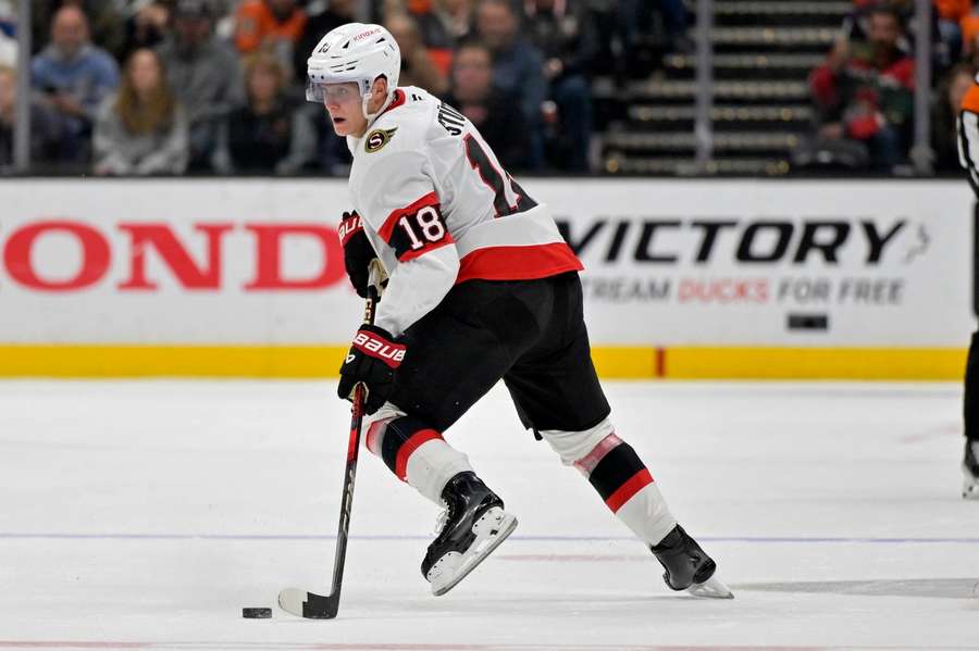 Tim Stützle am Puck.