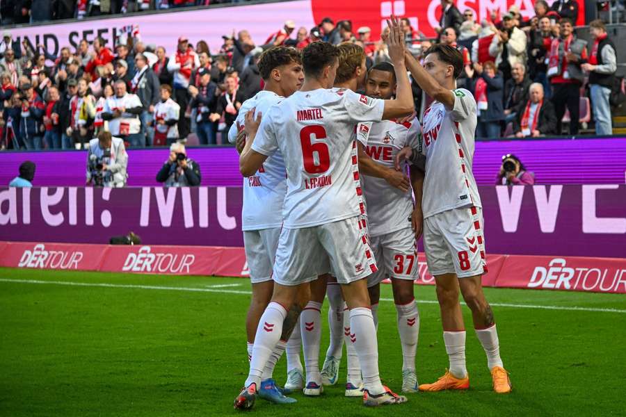 Die Kölner bejubeln das 1:0 durch Timo Hübers