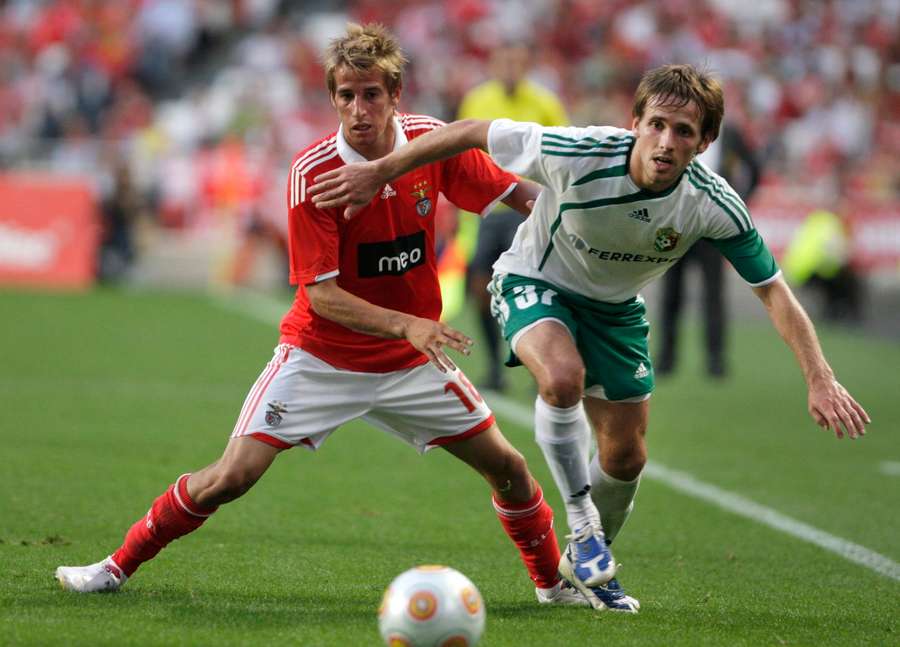 Fábio Coentrão diante de um adversário do Vorskla Poltava