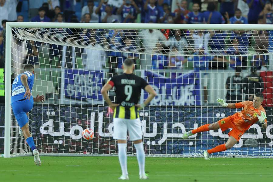 Benzema privește unul dintre golurile marcate din Mitrovic