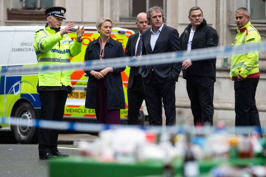 La ministre de l'Intérieur britannique à Liverpool sur les lieux du drame.