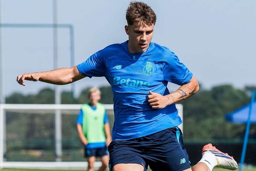 Oskar Pietuszewski tem uma lesão muscular na coxa direita Oskar Pietuszewski tem uma lesão muscular na coxa direita