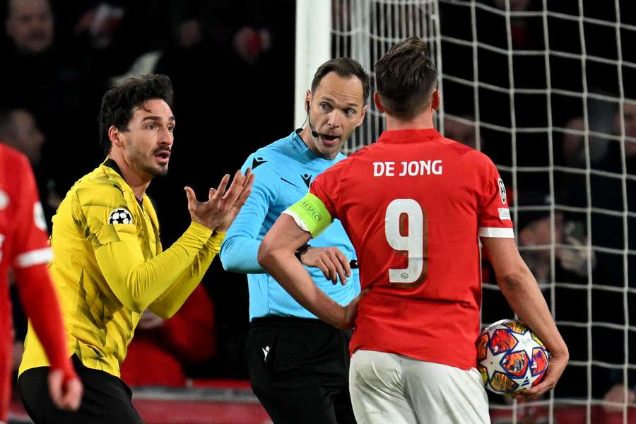 Mats Hummels reageert met ongeloof op de penalty