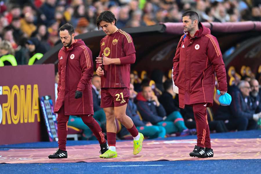 Paulo Dybala si dirige negli spogliatoi dopo l'infortunio 