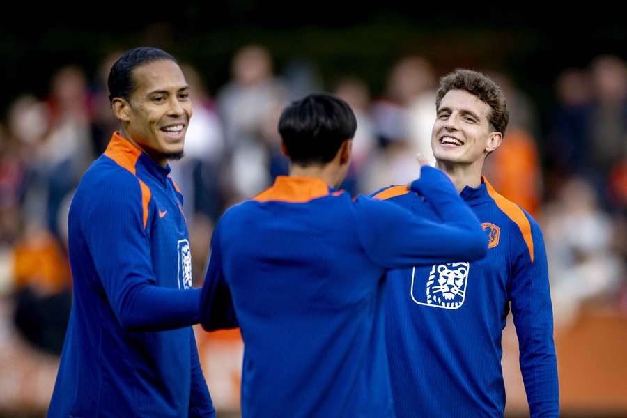 Virgil van Dijk met Tijjani Reijnders en Guus Til tijdens de training van het Nederlands elftal.