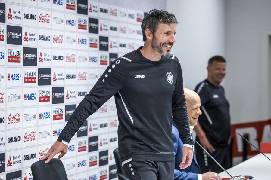 Van Bommel tijdens een persconferentie van de Belgische club Royal Antwerp FC