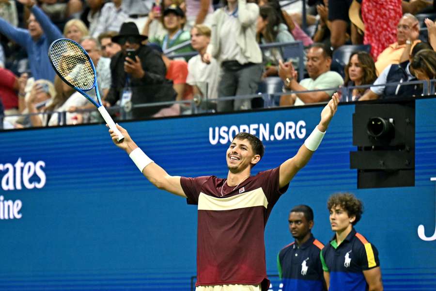 Popyrin célébrant sa victoire.