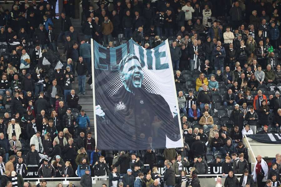 Fans der Magpies würdigten Howe mit einem Banner