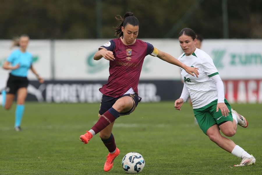 Carolina Correia domina a bola perante a aproximação de Telma Encarnação