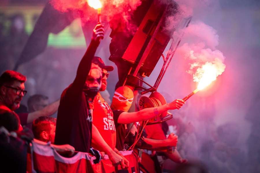 Fotbaloví hoologans na Tribuně Sever. 