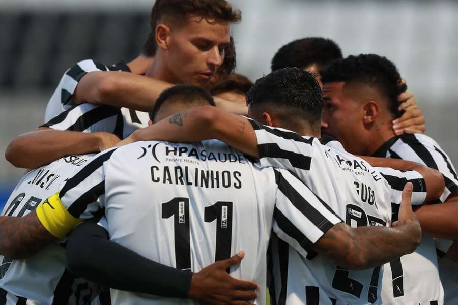 Jogadores do Portimonense festejam golo de Rildo, um dos reforços que marcou na Taça da Liga