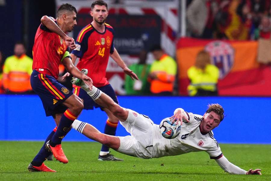 Ryan Naderi v zápase proti Španělsku. Ryan Naderi v zápase proti Španělsku.