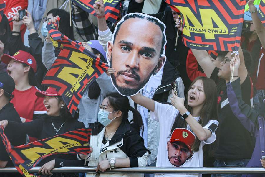 Torcida de Hamilton fez a festa na China Torcida de Hamilton fez a festa na China