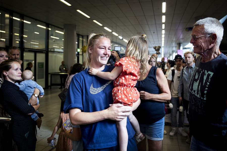 Stefanie van der Gragt tijdens de aankomst op luchthaven Schiphol