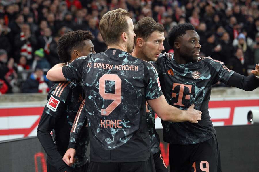 Hráči Bayernu ovládli súboj v Stuttgarte.