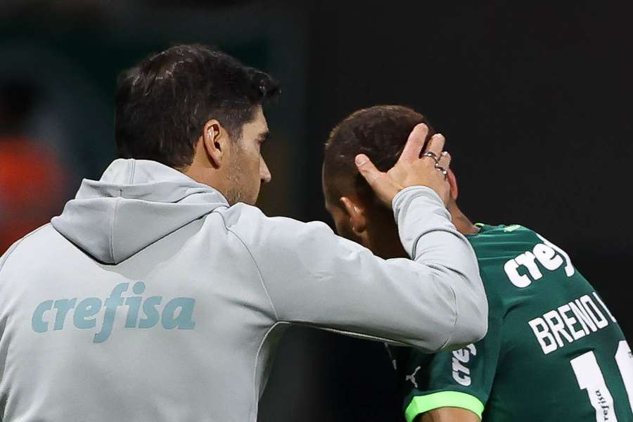 Abel Ferreira com Breno Lopes, autor do terceiro gol do Palmeiras