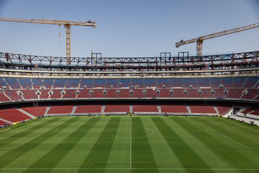 Em agosto, Camp Nou ainda não ficou pronto