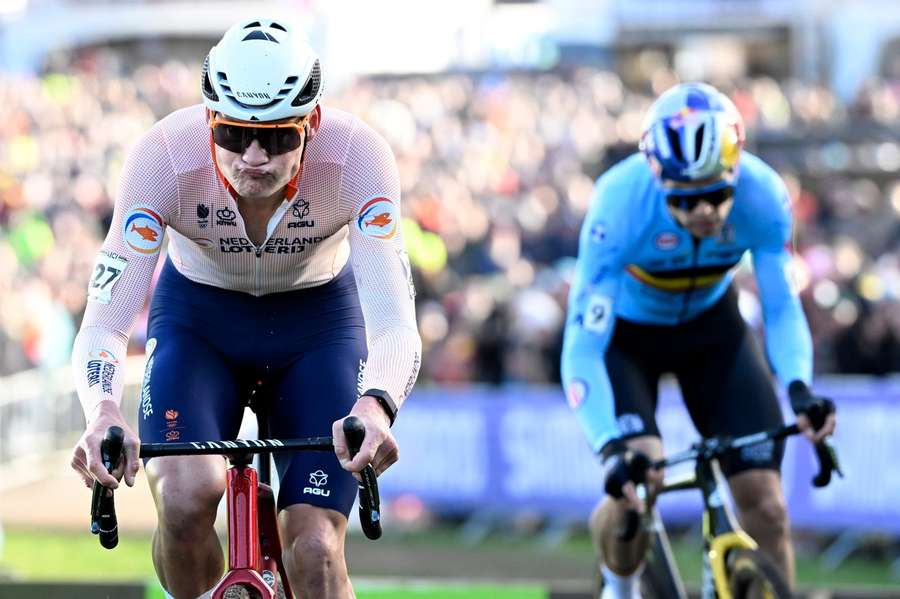 Van der Poel klopt Van Aert in waanzinnig duel en pakt vijfde wereldtitel veldrijden