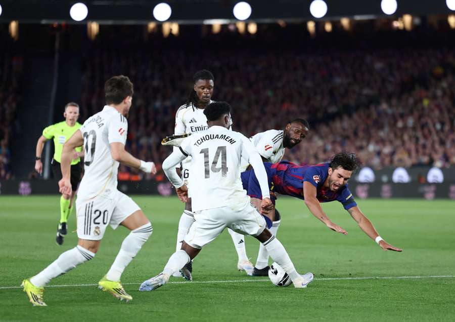 Em meio a semana turbulenta, Tchouaméni foi titular no Camp Nou
