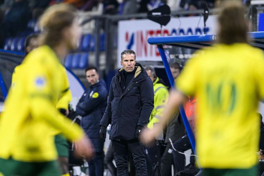 Heerenveen manager Robin van Persie got furious after Fortuna Sittard fielded twelve players