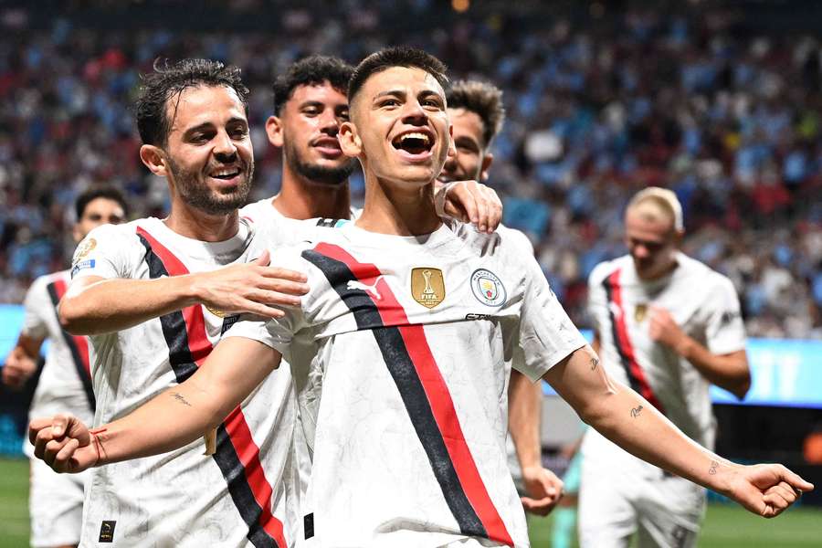 Claudio Echeverri de la Manchester City sărbătorește cu coechipierii după ce a marcat un gol împotriva Al Ain în timpul Cupei Mondiale a Cluburilor 20 Claudio Echeverri de la Manchester City sărbătorește cu coechipierii după ce a marcat un gol împotriva Al Ain în timpul Cupei Mondiale a Cluburilor 20