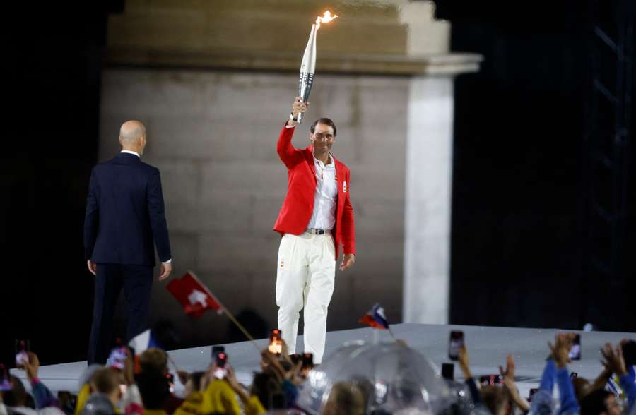 Nadal recibe la antorcha de manos de Zidane