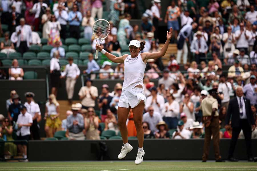 Swiatek freut sich über ihren ersten Finaleinzug in Wimbledon.