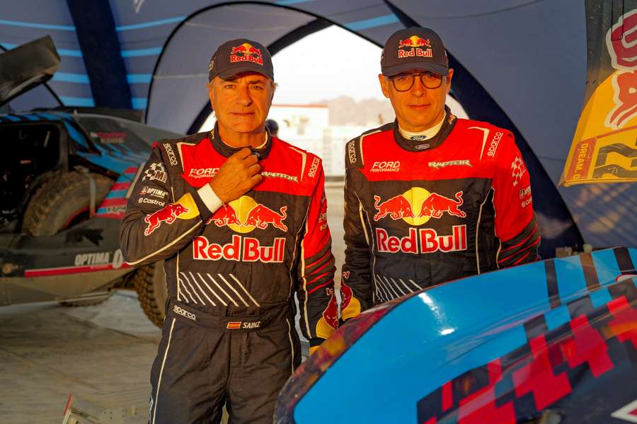 Carlos Sainz, junto a su copiloto, Lucas Cruz