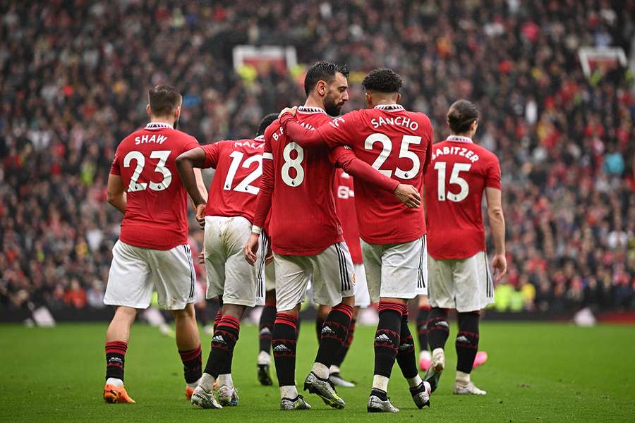 Man Utd players celebrate after Bruno Fernandes' goal