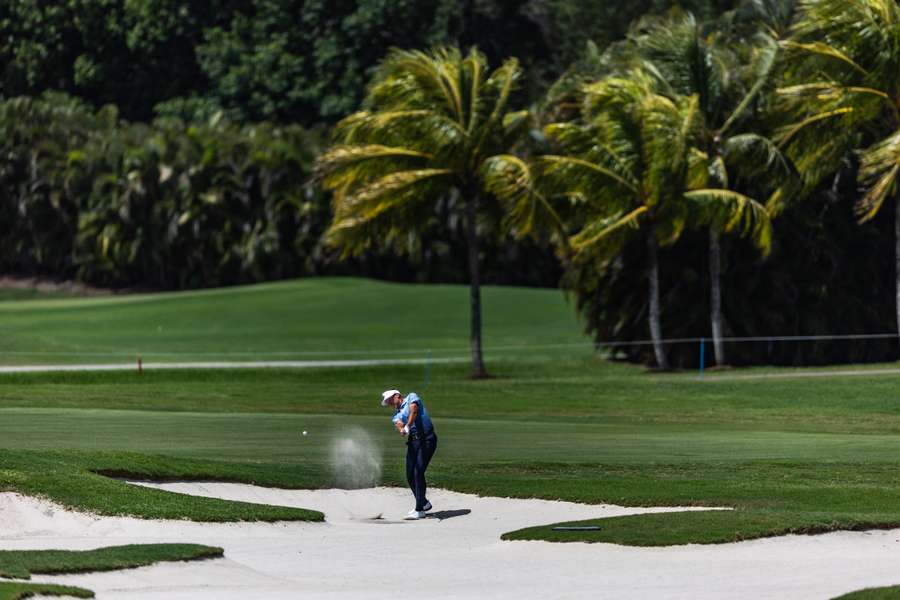 Ian Poulter do Majesticks GC bate a sua pancada do bunker do green do décimo sexto buraco durante o terceiro dia do LIV Golf Miami no Trump National D