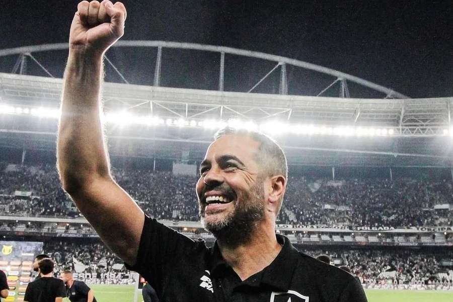 Artur Jorge, treinador do Botafogo, juntou o Brasileirão à Taça Libertadores