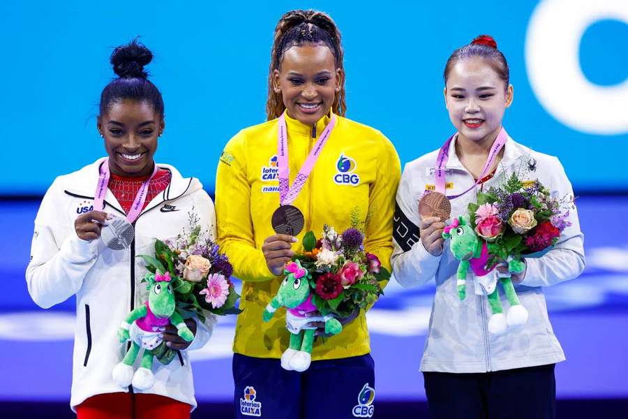Rebeca Andrade no lugar mais alto do pódio neste sábado (7), na Antuérpia