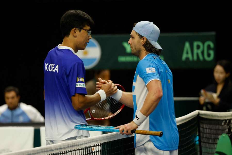 Trungelliti saluda a Hyeon Chung tras perder en la Davis